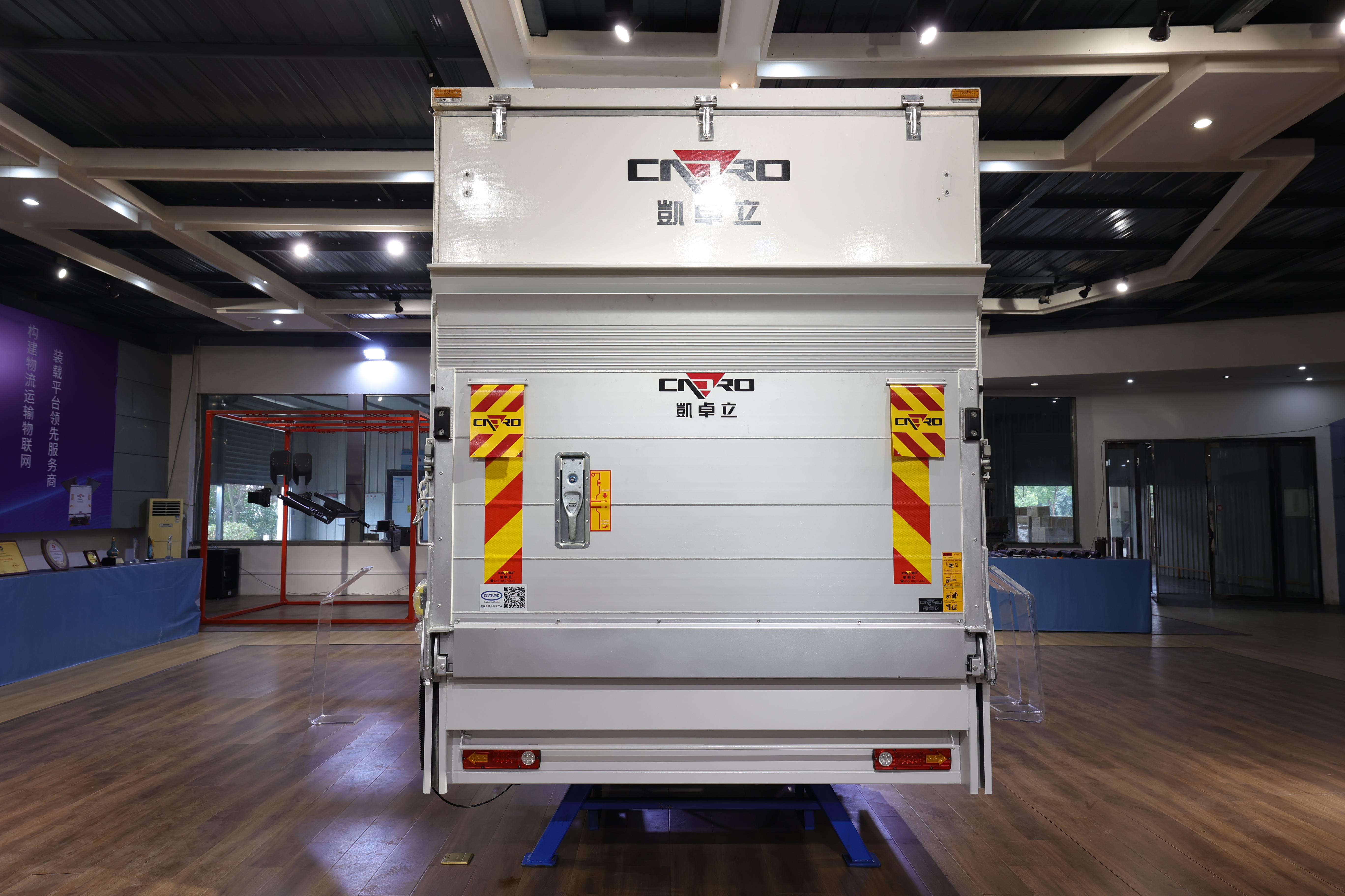 OEM Chain-Driven Column Tail Lift